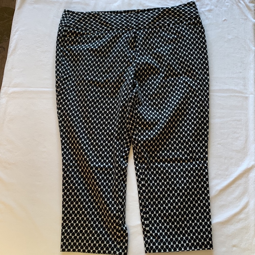 Worthington- modern fit Capri black & white ladies pants